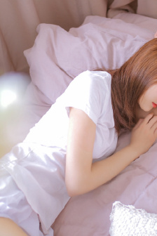 老公和小姑子躺在一起睡觉正常吗